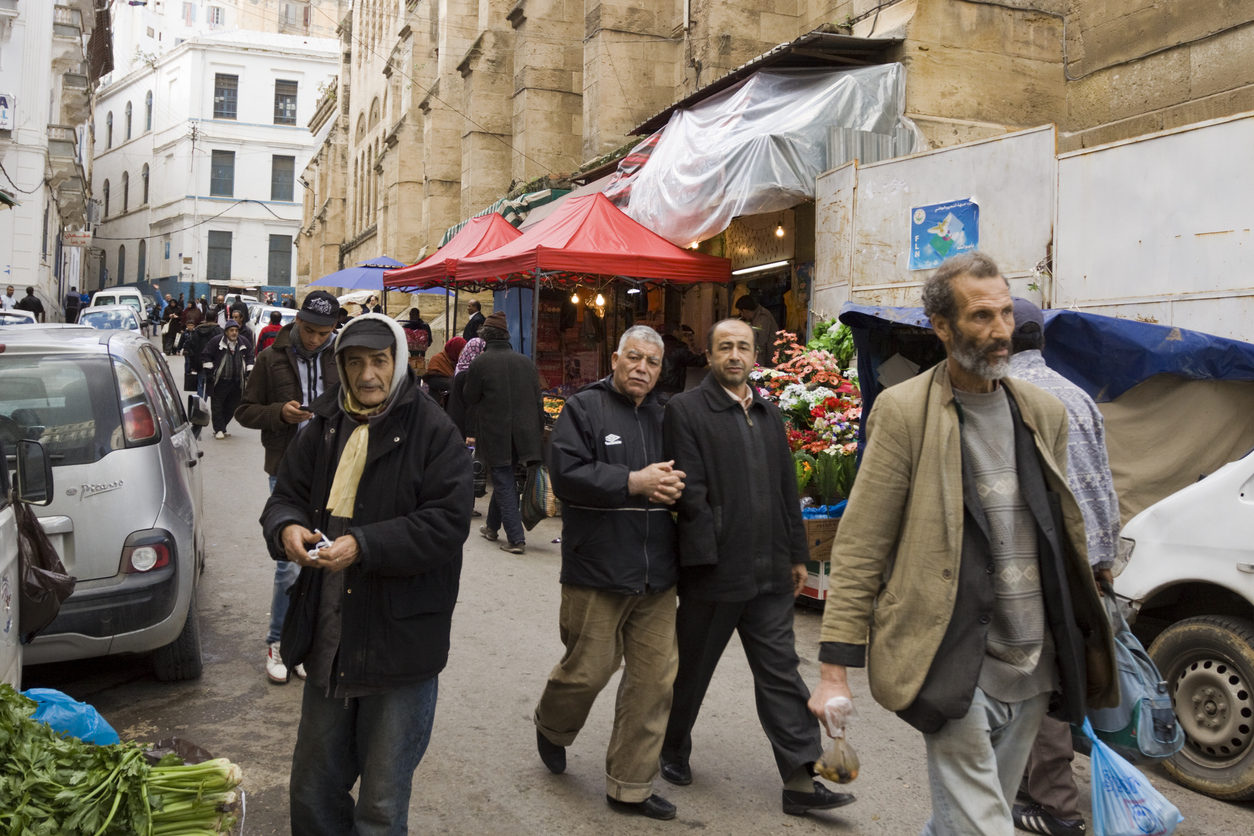 Alger, Algérie - 6 décembre 2012: Des personnes marchent dans une rue près de la mosquée Djemaa Ketchoua dans le quartier de Cabah à Alger.