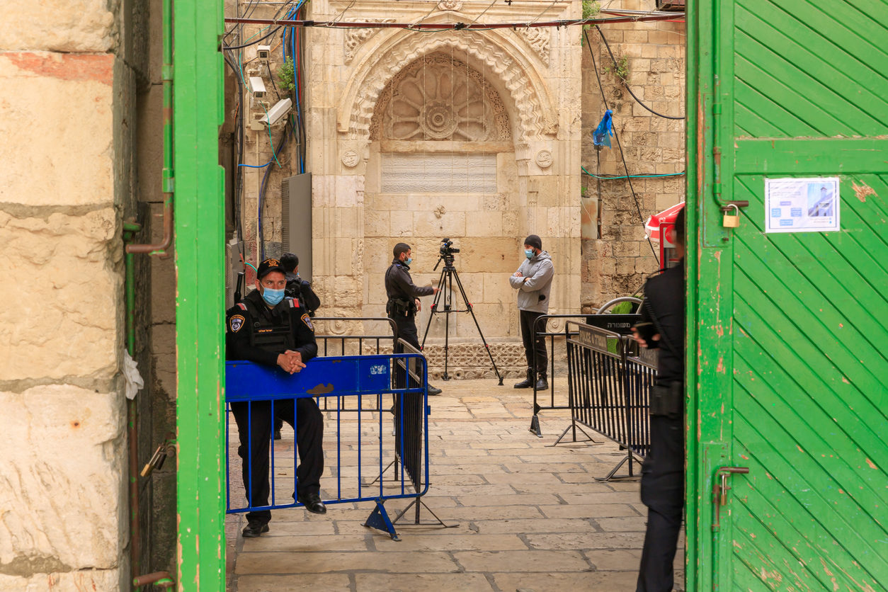 Des journalistes filmant derrière la porte Sha'ar ha Barzel - Bab Al-Hadid menant au mont du Temple, dans la vieille ville de Jérusalem, en Israël