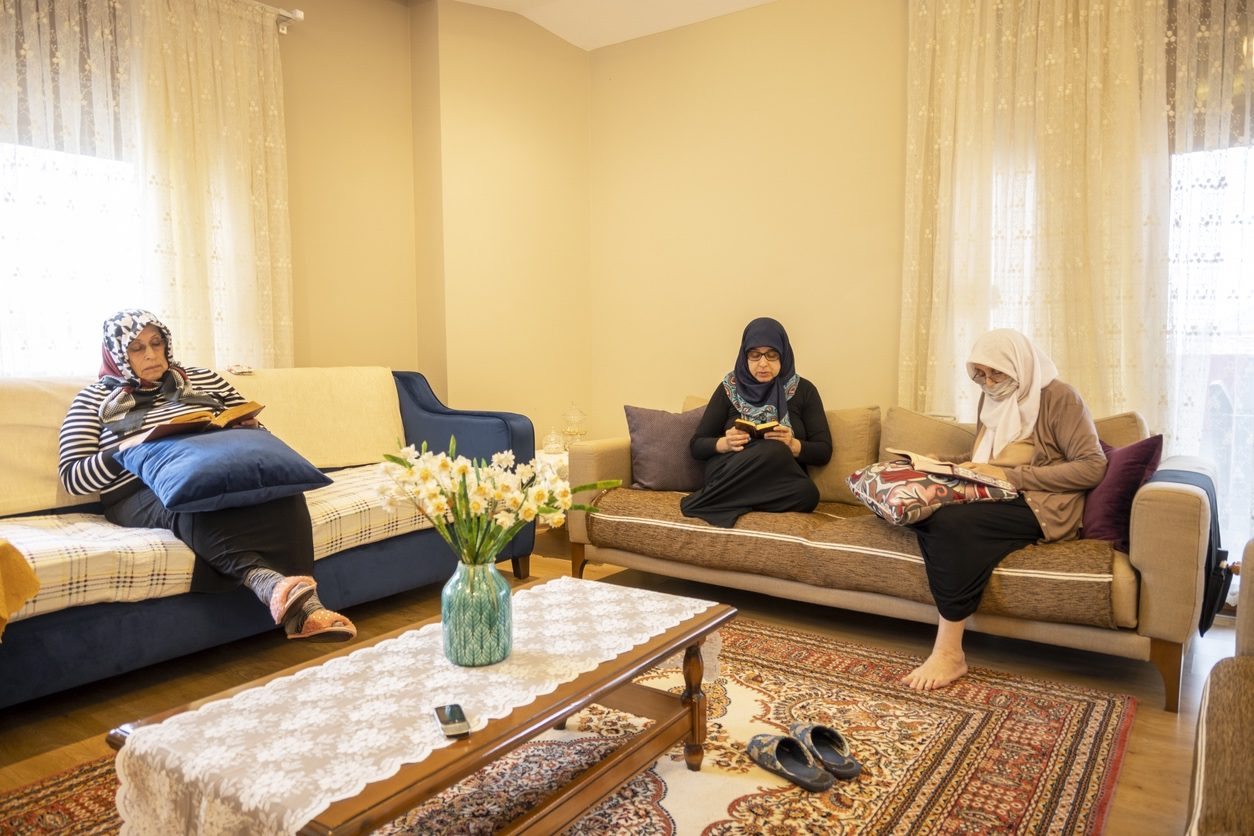 Des femmes musulmanes lisant le Coran pendant le mois du Ramadan