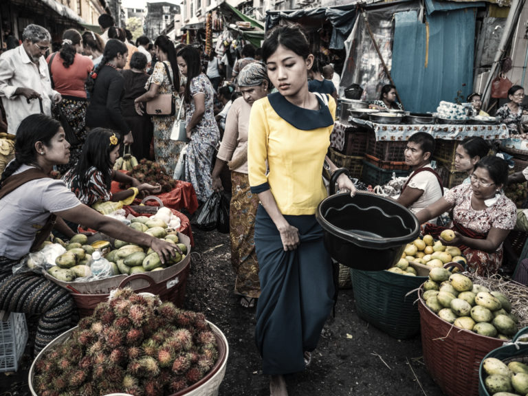 Scène de rue dans le marché du quartier chinois de Yangon au Myanmar.