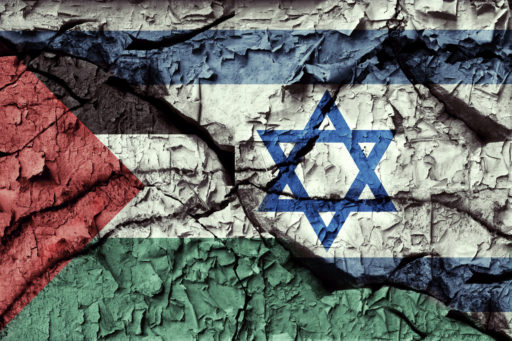 Drapeaux de la Palestine et d'Israël peints sur un mur fissuré.