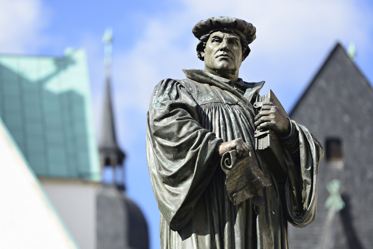 La statue de Martin Luther sur la Marktplatz à Eisleben, ville de naissance et de mort du réformateur allemand