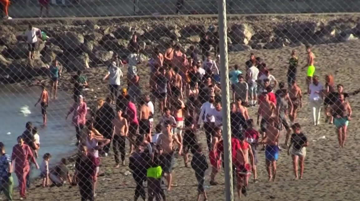 Des milliers de migrants sont arrivés à Ceuta depuis le Maroc, en une journée