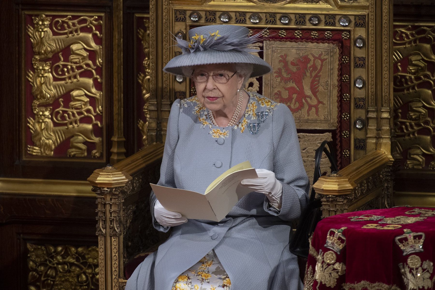 Le discours n'est pas rédigé par la reine, mais par le gouvernement, décrivant les politiques et les projets de loi futurs