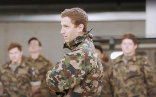Un aumônier de l'armée suisse au milieu d'autres militaires