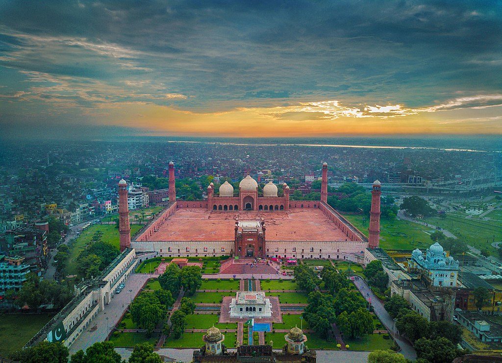 Vue aérienne de la ville de Lahore au Pakistan, et en particulier de la mosquée Badshahi.