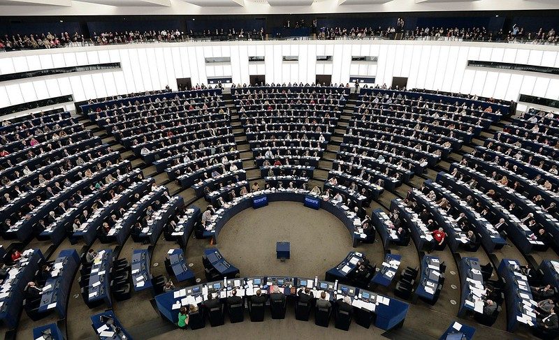 Vue intérieure du Parlement européen dont les sièges sont occupés