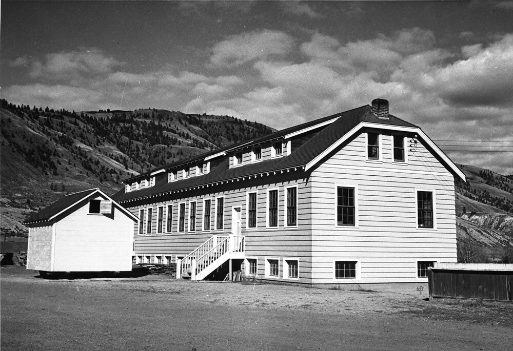 Vue d'un pensionnat indien de Kamloops, en Colombie-Britannique, vers 1950. Image en noir et blanc