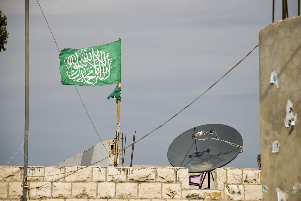 Le drapeau du Hamas flotte sur une maison palestinienne en Cisjordanie