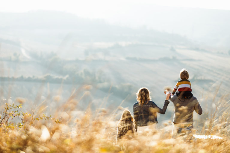 Un famille se promenant sur une colline