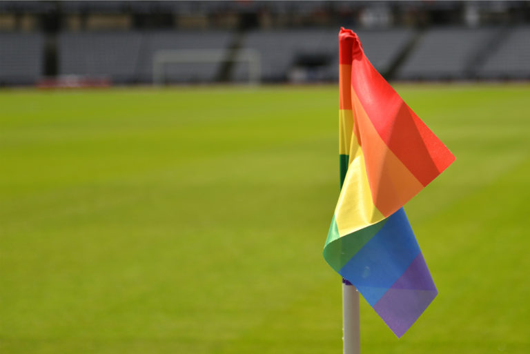 Un drapeau de corner de terrain de football aux couleurs de la communauté LGBT