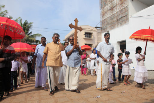 Groupe d'indiens portant une croix