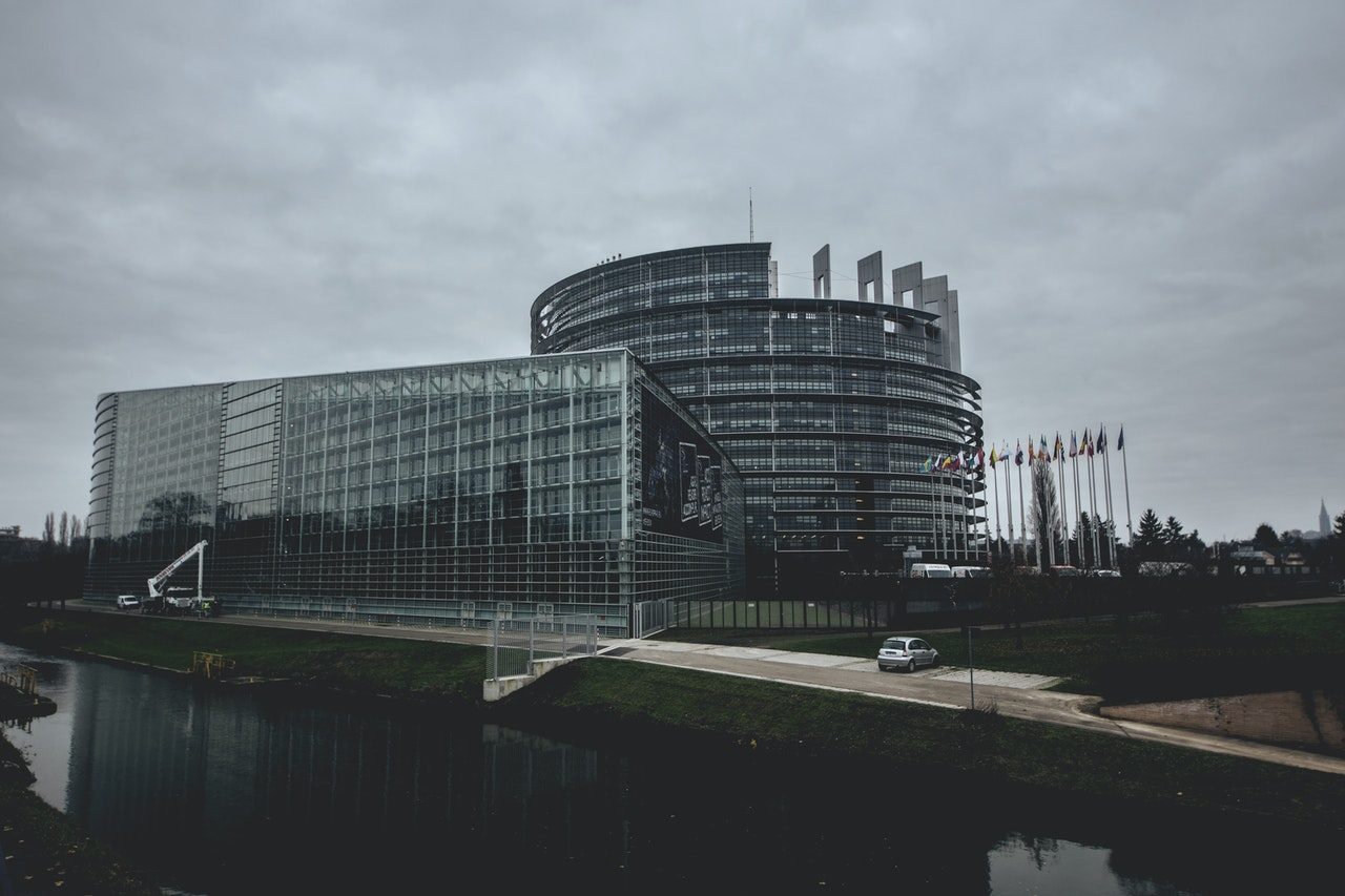 Le Parlement européen, photo en noir et blanc