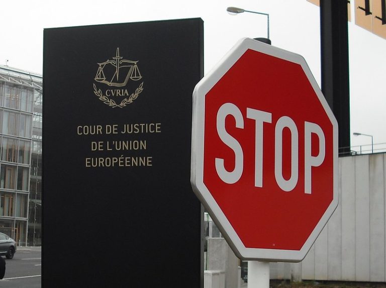 La stèle de la Cour de justice de l'Union européenne avec un panneau Stop