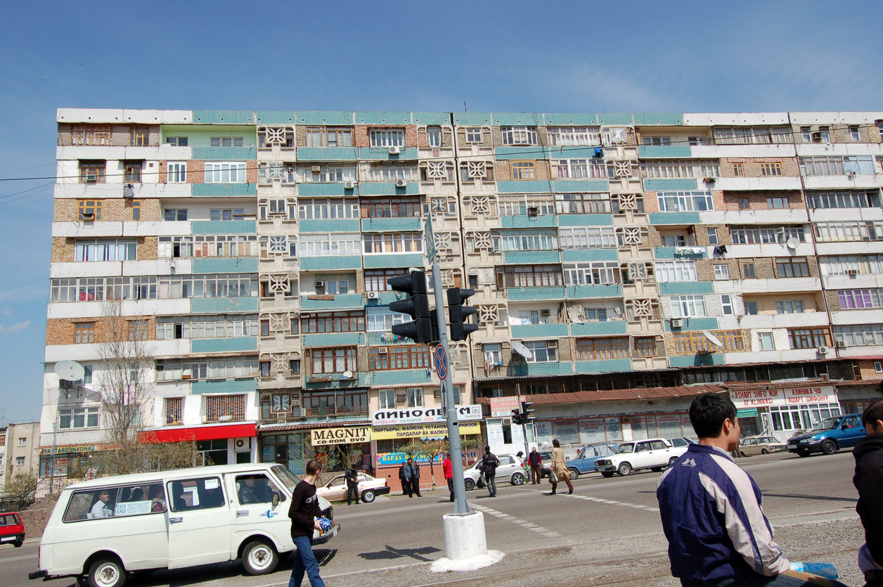 Rue d'un quartier résidentiel de Tachkent, capitale de l'Ouzbékistan