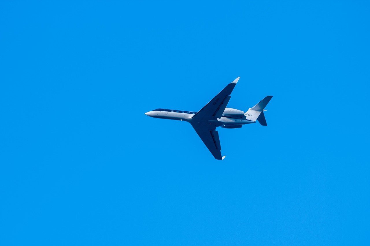 Jet privé sur fond de ciel bleu