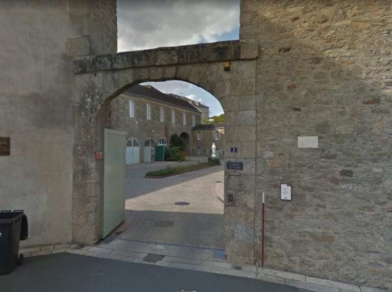 Entrée du bâtiment de la communauté religieuse des Montfortains à Saint-Laurent-sur-Sèvre.