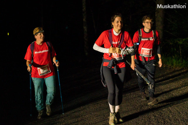 Jeunes et vieux, athlètes et sportifs du dimanche ont pris part au Muskathlon en Suisse dans la nuit du 20 au 21 août dernier. Partis des rives du lac de Neuchâtel à minuit et arrivés au lever du jour, ils ont ainsi symbolisé leur mobilisation contre la ténébreuse injustice de la pauvreté et d’exploitation de la prostitution.