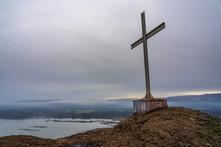 Une croix chrétienne sur fond marin