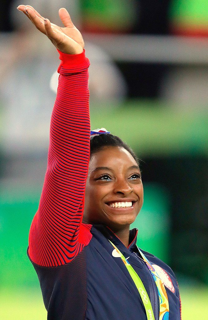 Simone Biles salue la foule