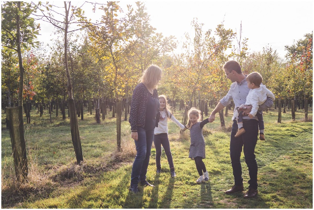 une famille en forêt