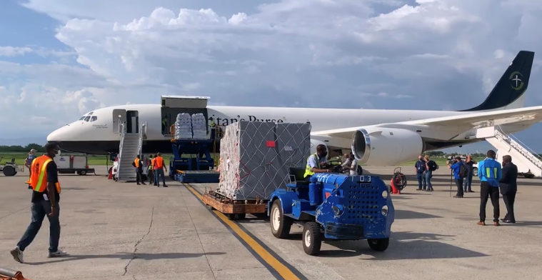 Dès le 15 août, l’avion DC-8 de Samaritan's Purse a acheminé en Haïti 31 tonnes de matériel dont des abris d'urgence, des systèmes de filtration d’eau et des fournitures médicales.