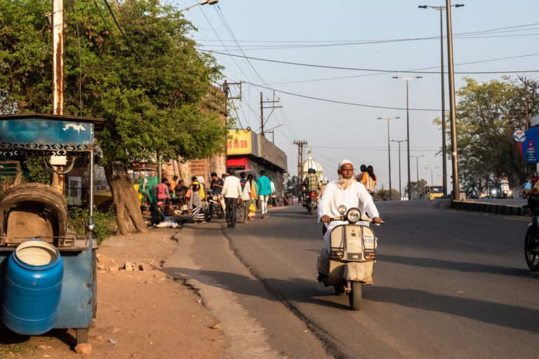 Bhopal, Madhya Pradesh, Inde - Mars 2019 : Un vieil homme musulman indien conduisant un scooter dans les rues de la ville de Bhopal.