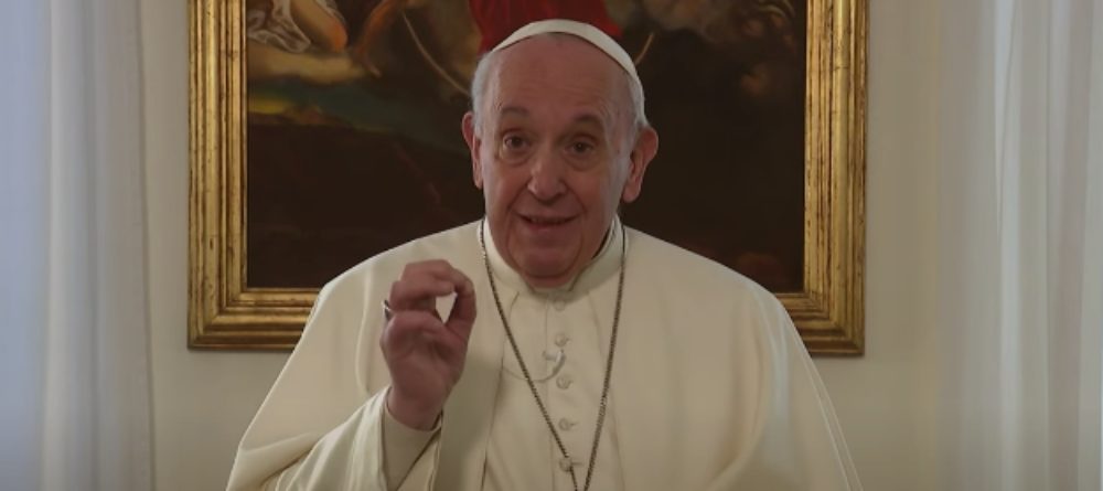 Le pape François fait un discours