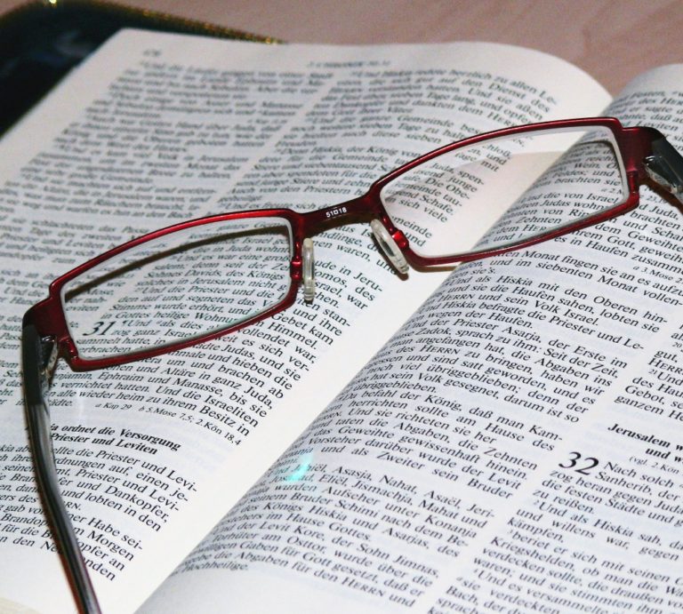 Une paire de lunettes posée sur une Bible ouverte