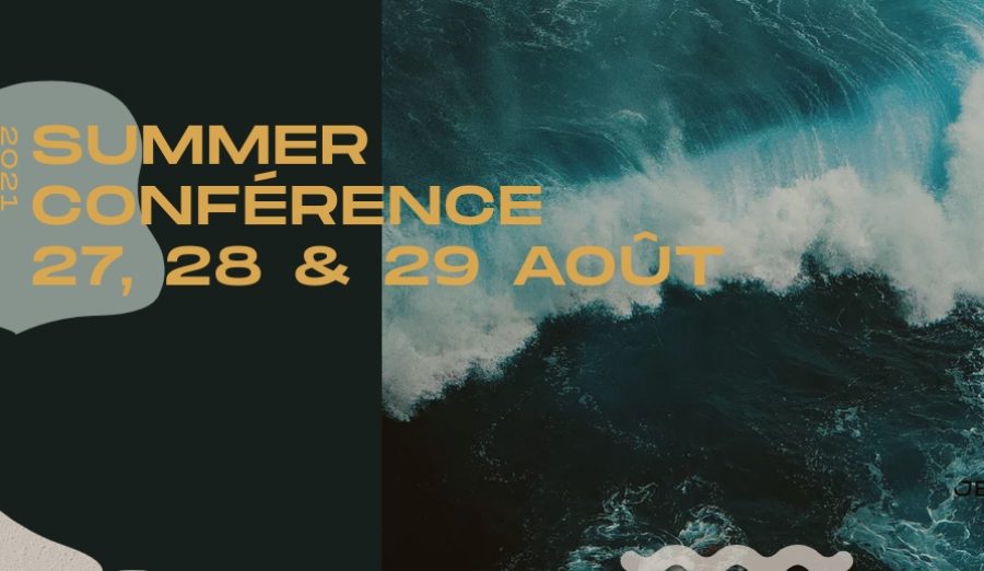 Affiche pour la Summer conférence 2021, texte en jaune sur fond de vague bleue