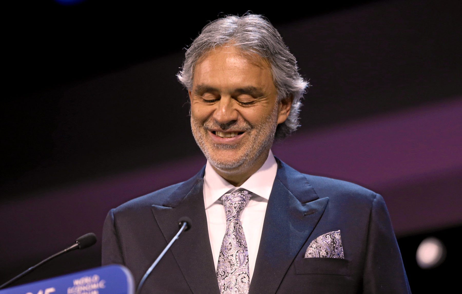 Andrea Bocelli, souriant