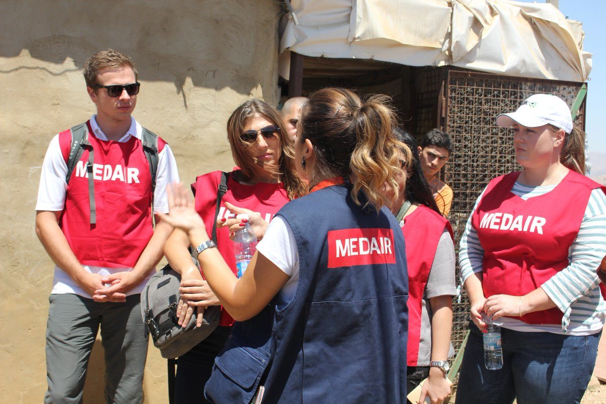 Des membres d'une équipe de Medair parlent entre eux