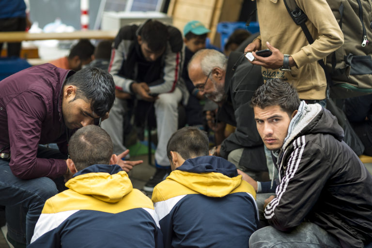 Un groupe de réfugiés du Moyen-Orient assis
