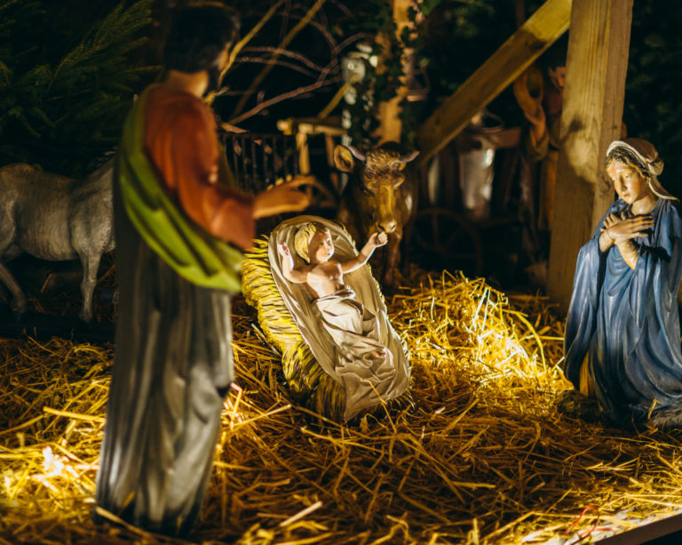 AdrianHancu /iStock - image d'illustration - Crèche de la Nativité sur le marché de Noël à Strasbourg en décembre 2016, avec des santons représentant Jésus, Marie et Joseph