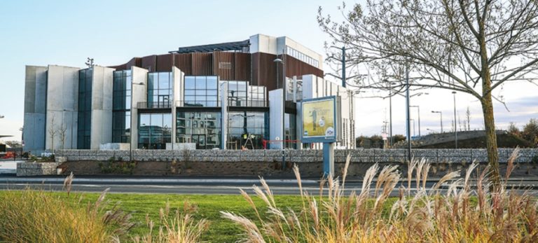 L'espace Martin Luther King à Créteil, bâtiment en partie vitré