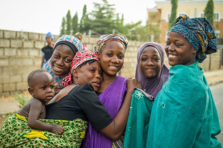 Un groupe de femmes et d'adolescentes nigérianes souriantes