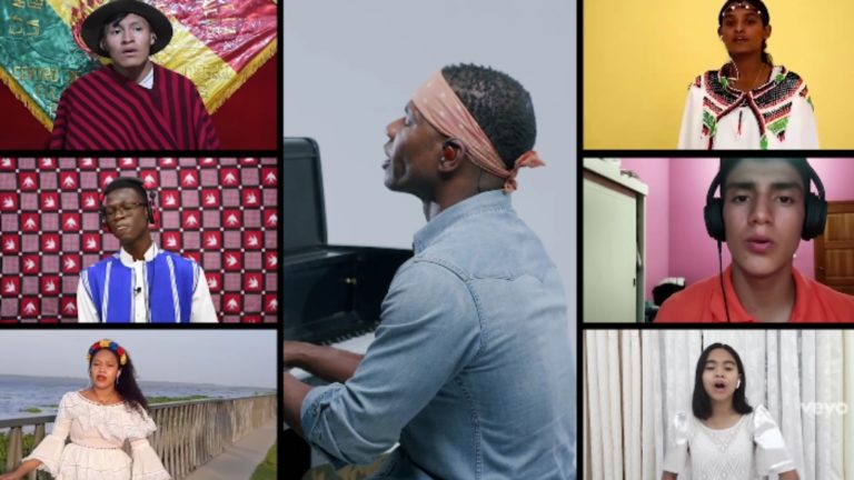 Sur une mosaïque d'écran, Kirk Franklin, au piano, est entouré de vidéos d'enfants qui chantent