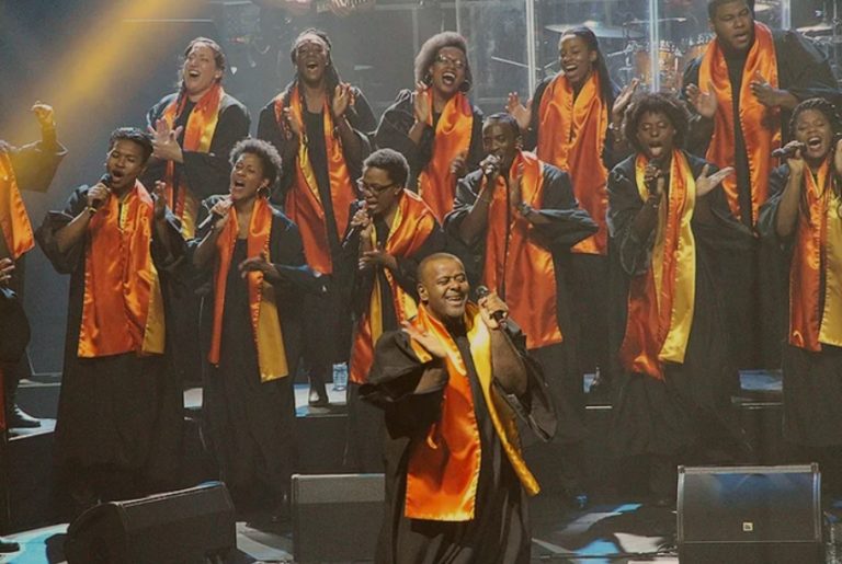 Des membres de New Gospel Family chantent sur scène