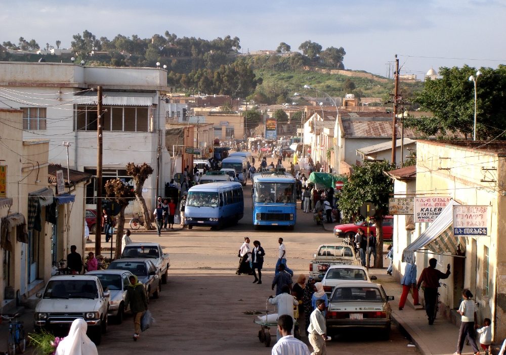 Vue d'une grande rue sableuse urbaine à Asmara