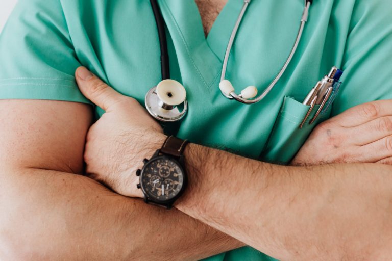 Zoom sur les bras croisés sur la poitrine d'un médecin