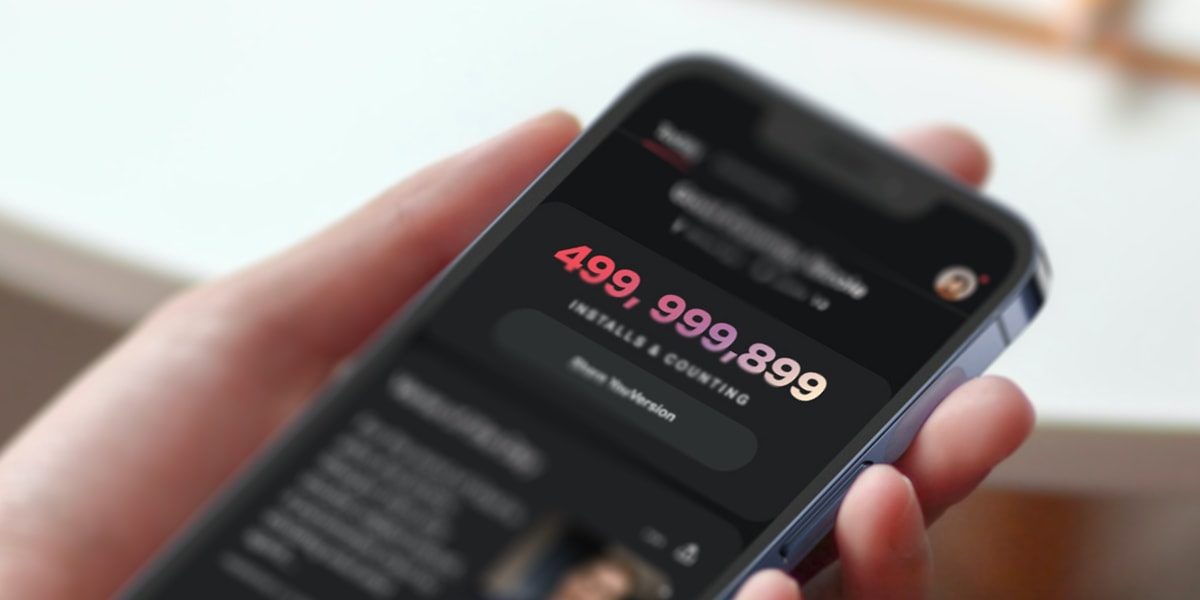 L'écran d'un smartphone affiche un compteur de vues à 499 millions sur l'application YouVersion en fond noir