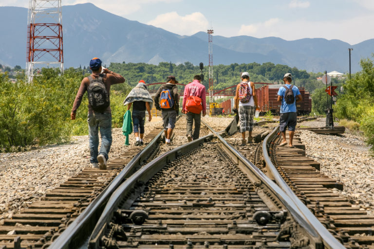Un groupe de migrants d'origine centraméricaine attend sur la ligne de chemin de fer pour monter à bord d'un train de conteneurs, connu sous le nom de "La Bête", pour se rendre à la frontière des États-Unis et du Mexique, entre les États de Coahuila (Mexique) et du Texas (Etats-Unis).