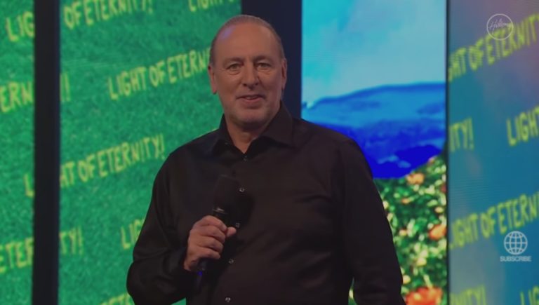 Brian Houston, de face, tient un micro