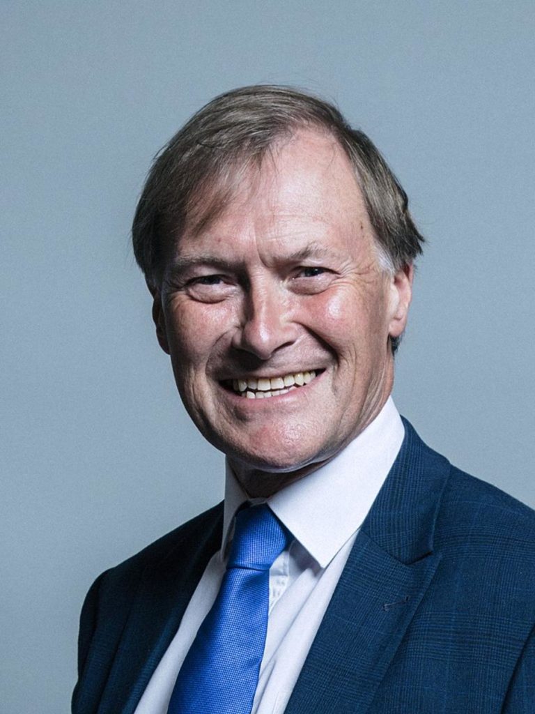 Portrait photo officiel de David Amess, souriant