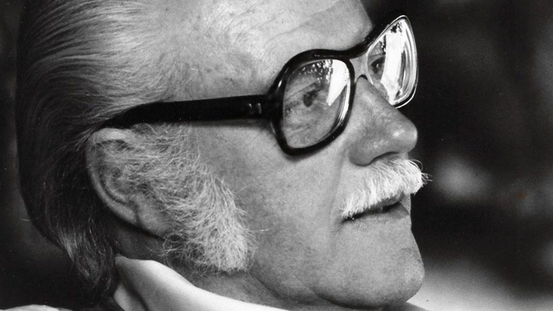 Image en noir et blanc, Ralph Carmichael, aux moustache et cheveux blanc. Photo de son visage tourné vers la droite