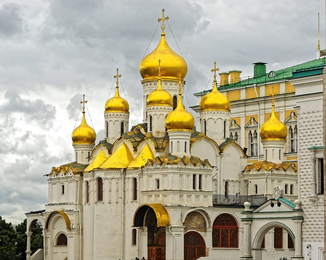 Une basilique orthodoxe russe d'architecture byzantine, avec des toits en forme de globes, pointes vers le ciel