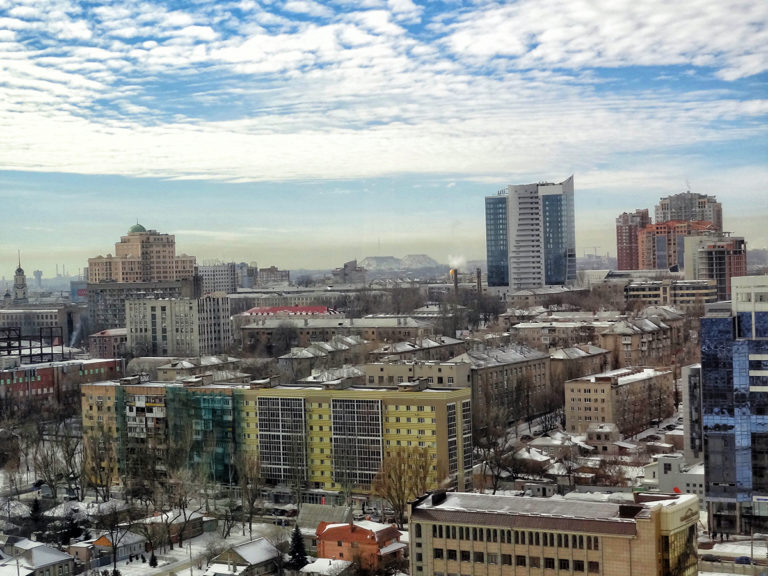 Vue aérienne de la ville de Donetsk en Ukraine. On y voit de nombreux bâtiments formant des cités