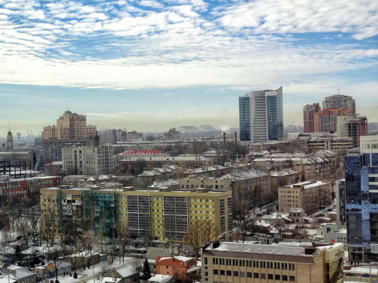 Vue aérienne de la ville de Donetsk en Ukraine. On y voit de nombreux bâtiments formant des cités