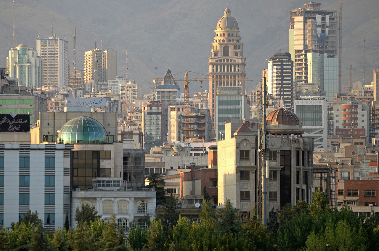 Vue du centre-ville de Téhéran, avec de nombreuses tours et bâtiments administratifs.