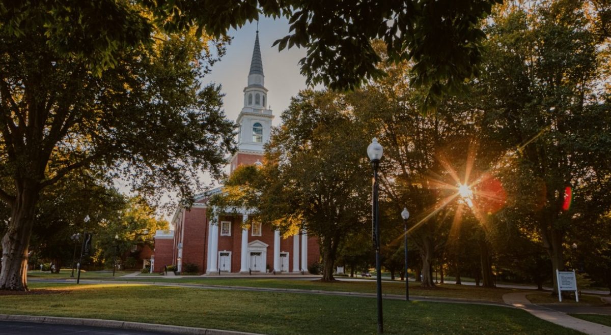 L'entrée principale du Southern baptist theological seminary. Le bâtiment a un toit blanc en forme de clocher et des murs de briques rouges